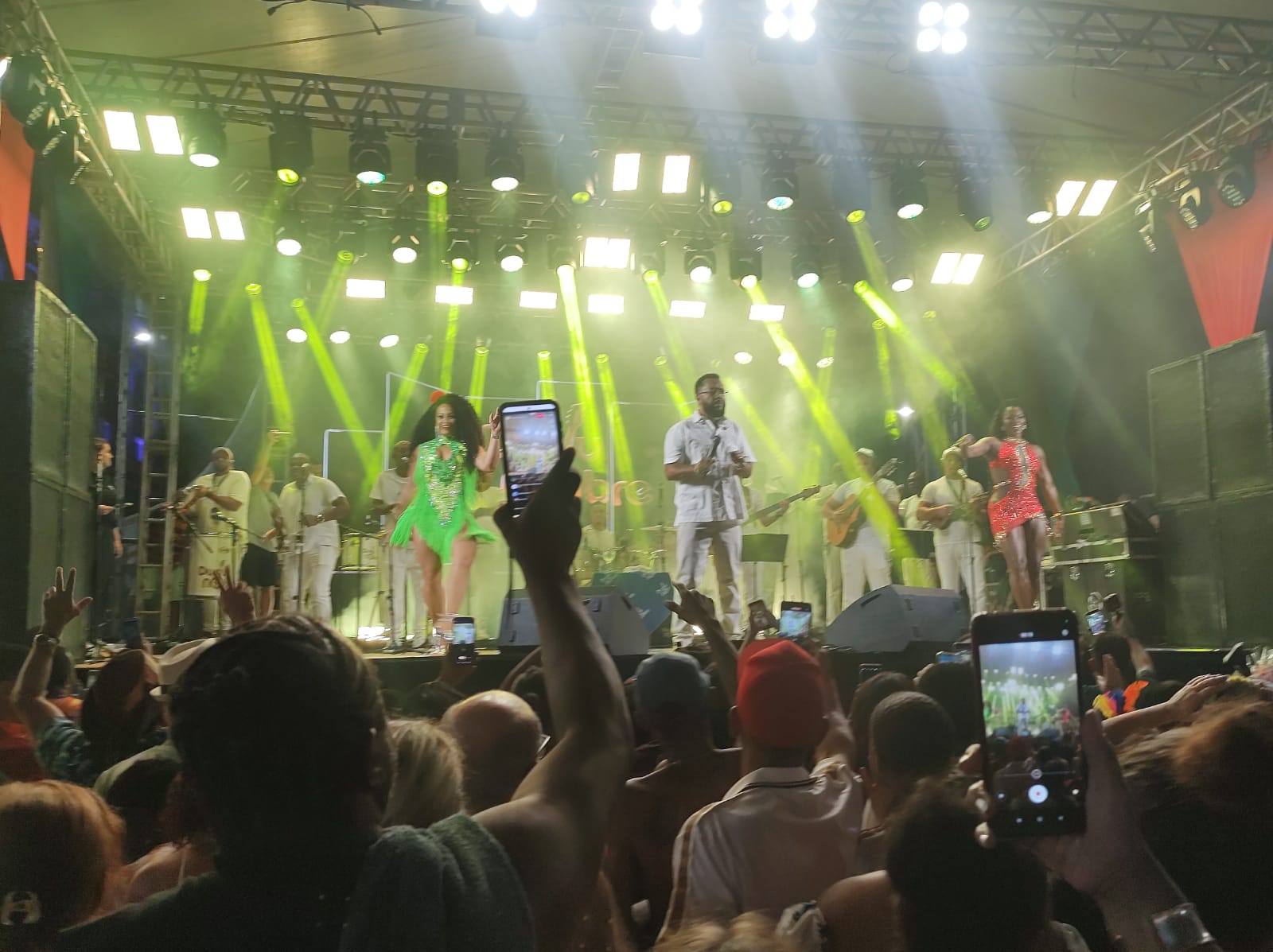 Sandumonenses celebram o sábado de Carnaval ao som de Dudu Nobre